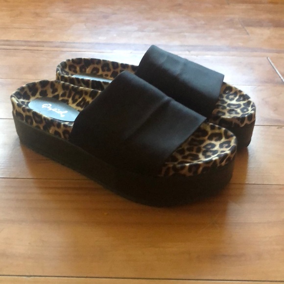 QUPID Women Jupiter Leopard Sole Platform Slipper - Picture 2 of 3